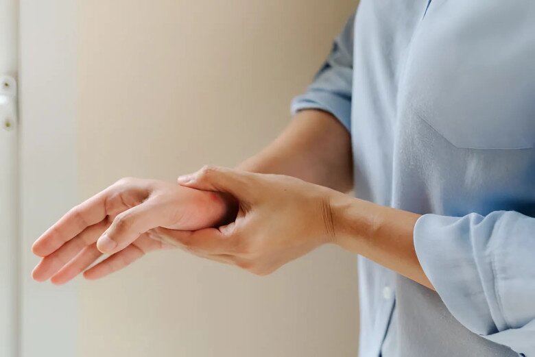 Đau tay không rõ nguyên nhân có thể là dấu hiệu cảnh báo sớm của khối u ác tính ở phổi. (Ảnh minh hoạ).