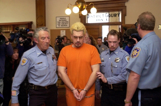 George Rivas rời phòng xử án tại Colorado hồi cuối tháng 1/2001. Ảnh: Colorado Springs Gazette