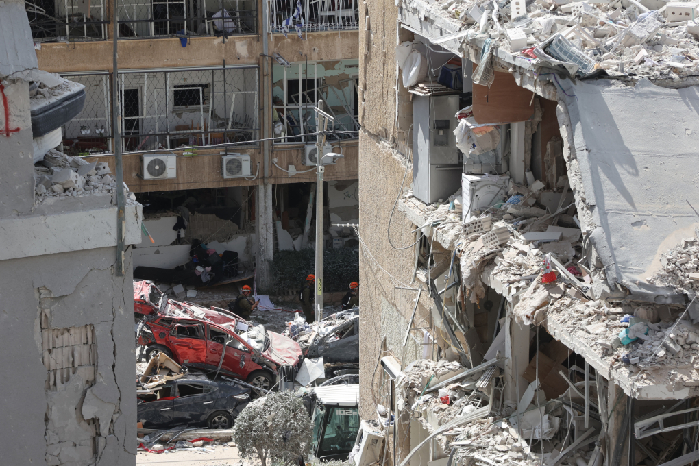 Đổ nát sau đòn không kích của Iran vào thành phố Bat Yam, Israel ngày 15/6. Ảnh: AFP