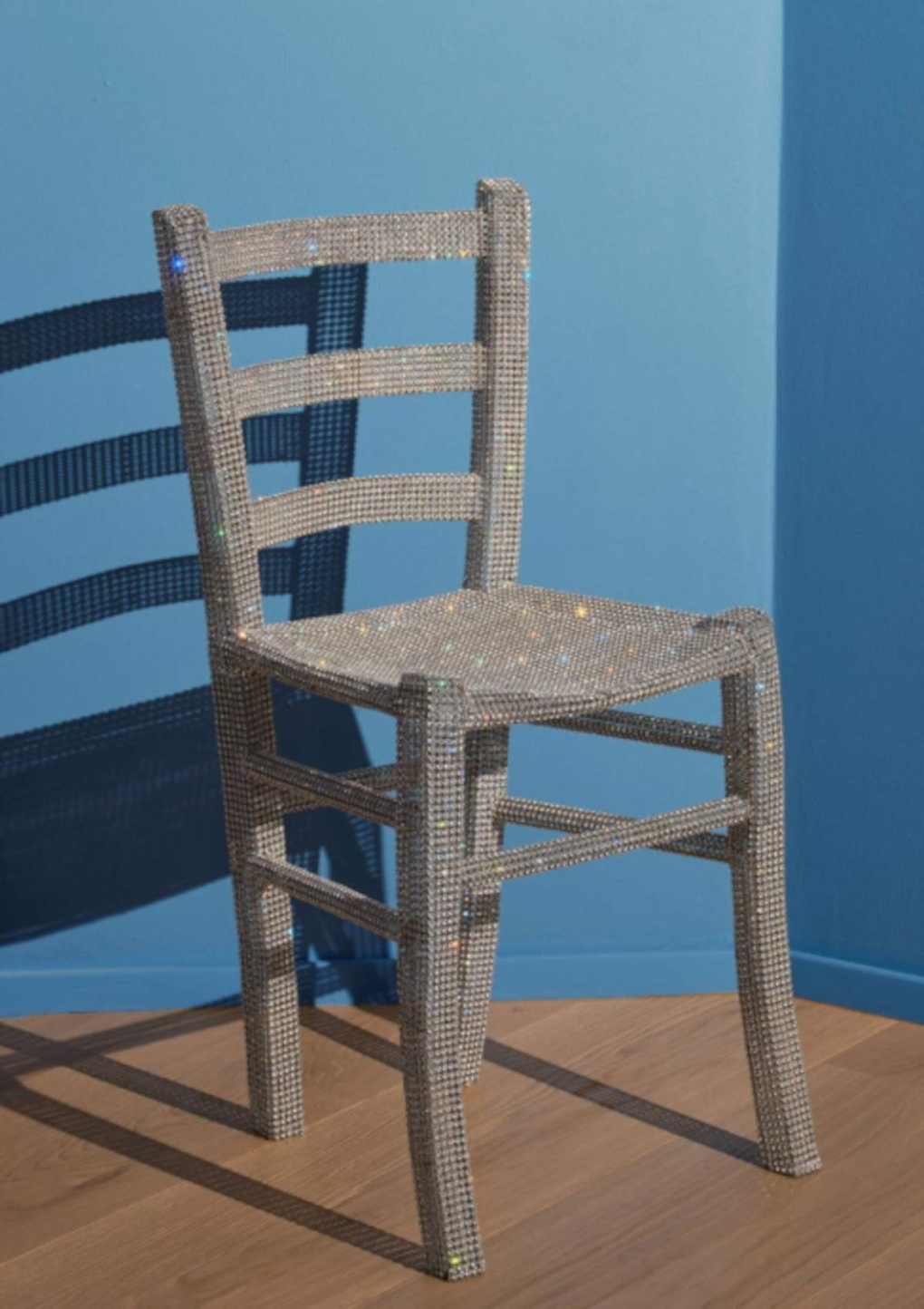 Tác phẩm có tên chiếc ghế Van Gogh của nghệ sĩ Nicola Bolla. Ảnh: finestresullarte