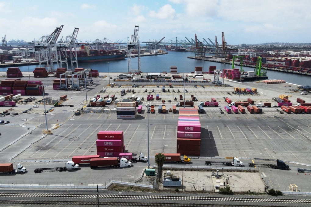 Container tại cảng Los Angeles (California) ngày 5/5. Ảnh: Reuters