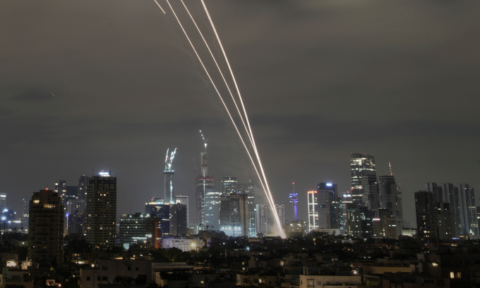 Hệ thống Vòm Sắt tại Tel Aviv khai hỏa tên lửa đối phó đòn tập kích của Iran hôm 15/6. Ảnh: AP