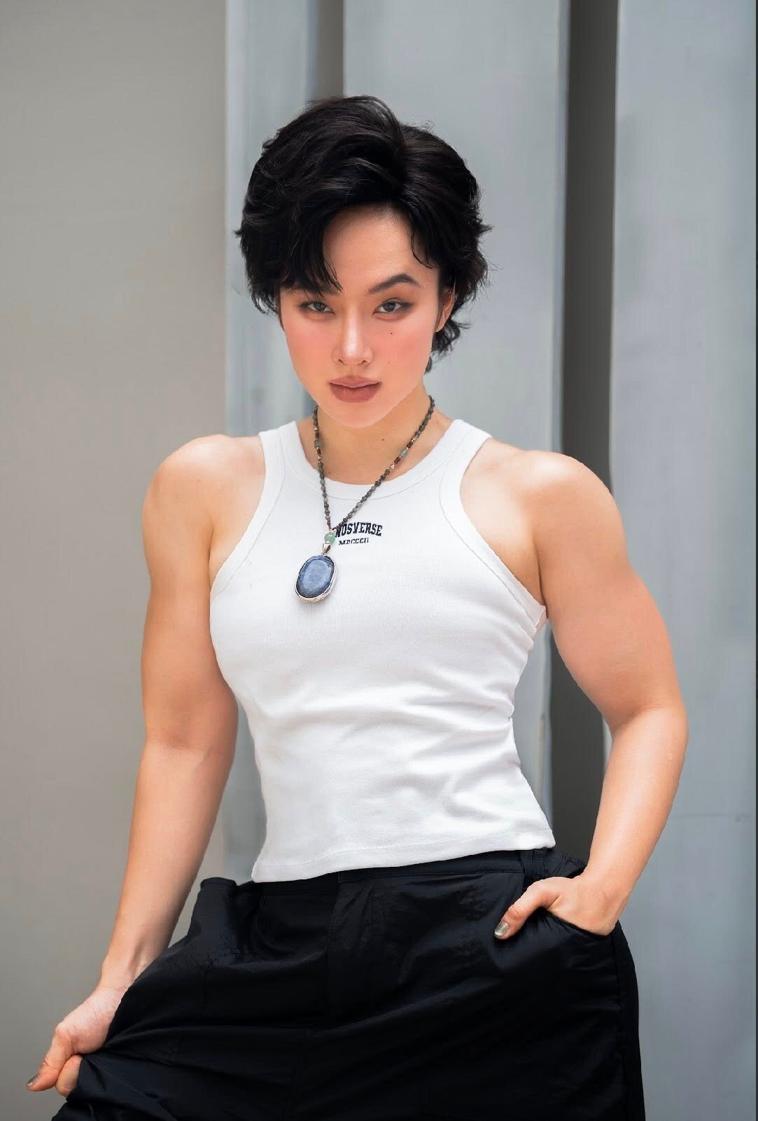 Angela Phương Trinh được nhiều khán giả nhận xét ngày càng đô con, nam tính.