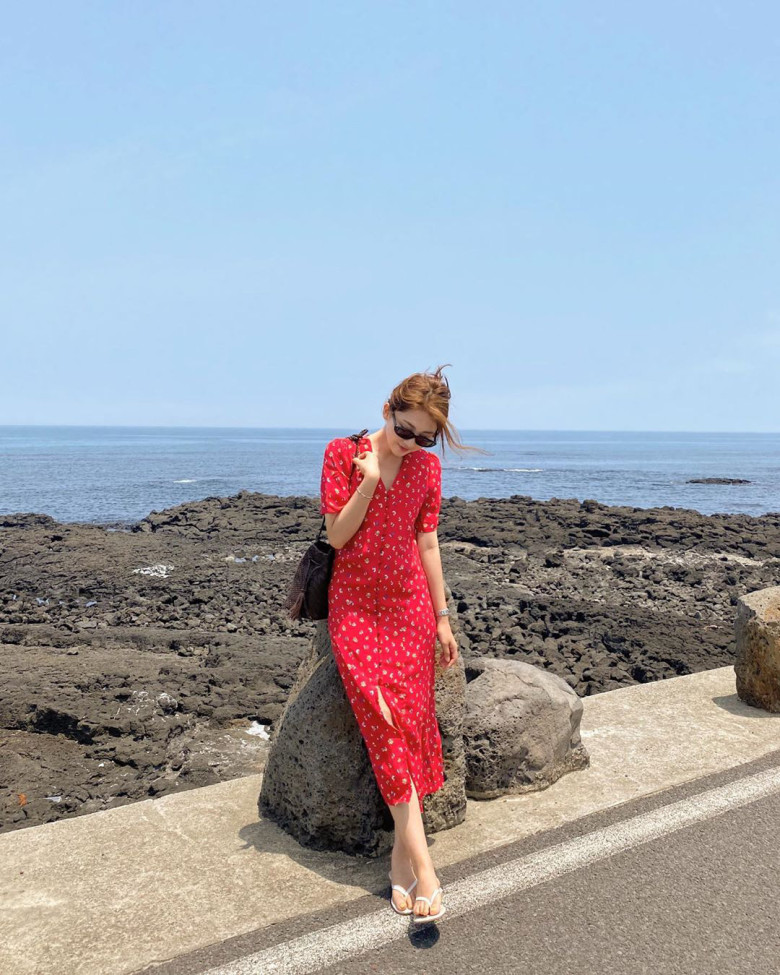 Ngoài ra, dép tông đơn giản cũng có thể kết hợp hài hòa với váy maxi, mang lại vẻ ngoài thư giãn, phóng khoáng.