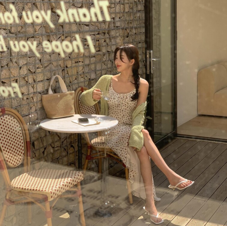 Bạn cũng có thể chọn những đôi giày mules hoặc kitten heel (gót nhỏ khoảng 2–3cm) có phần gót hở. Thiết kế này giúp giữ được sự thanh thoát cần thiết, không tạo cảm giác “kéo lê” khi đi cùng váy dài.