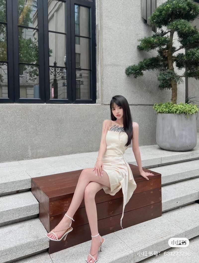 Váy bó sát sẽ càng tôn dáng chị em hơn khi phối với giày gót cao.