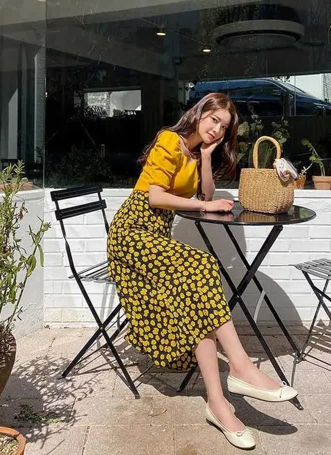 Chọn giày màu sắc cơ bản để tránh gây rối mắt hay lòe loẹt quá mức khi phối cùng váy hoa.