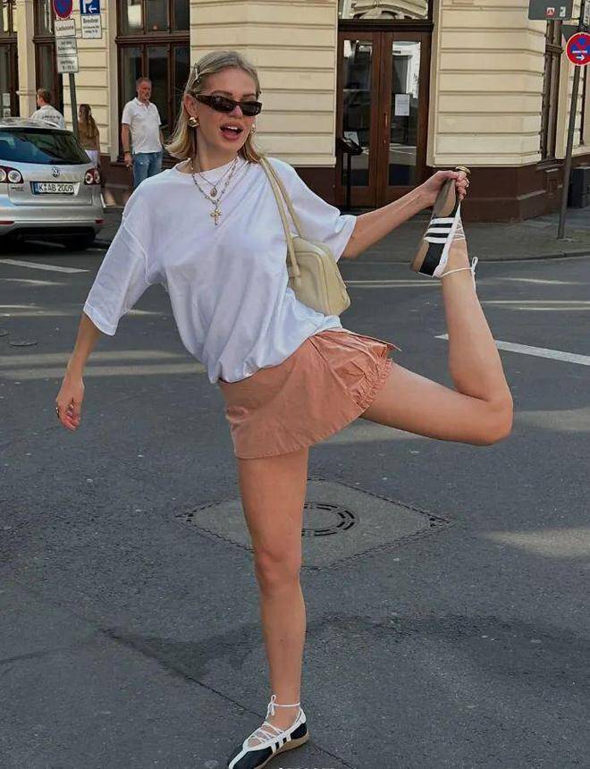 Tại sao không nên mặc váy ngắn với giày búp bê? 4 quy tắc kết hợp giày với váy đẹp miễn chê giúp chân dài miên man - 4