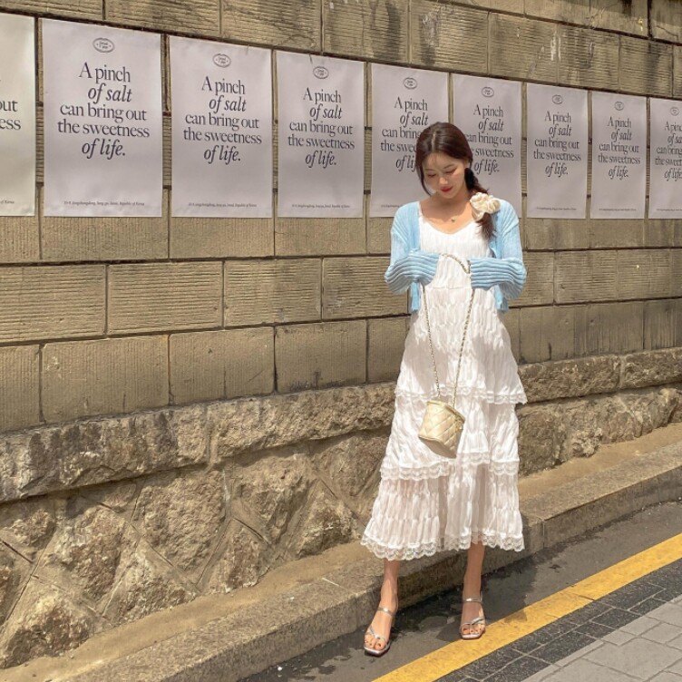 Sandal quai mảnh là lựa chọn lý tưởng khi đi cùng váy dài, đặc biệt là vào mùa hè. Thiết kế hở ngón, hở gót không chỉ tạo cảm giác thoáng mát mà còn khiến bước chân bạn trở nên uyển chuyển, mềm mại.