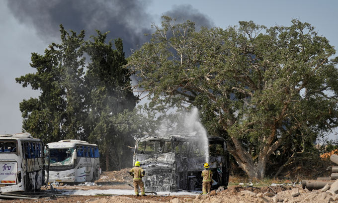 Lính cứu hỏa dập lửa tại hiện trường vụ tập kích tên lửa Iran vào miền trung Israel hôm 17/6. Ảnh: AP