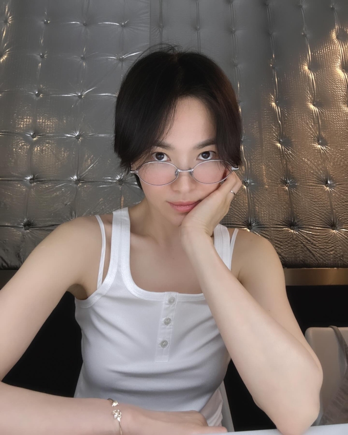 Nhan sắc ít son phấn của Song Hye Kyo được khán giả khen đẹp bất chấp tuổi tác.