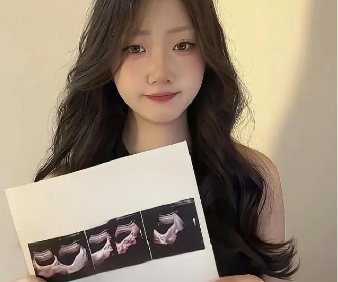 Cô gái trẻ cầm trên tay kết quả xét nghiệm.