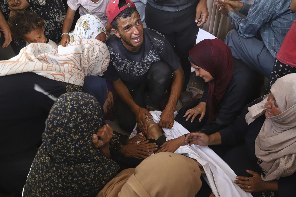 Người Palestine than khóc thân nhân thiệt mạng do đòn tấn công của Israel, tại bệnh viện Nasser, Khan Younis, ngày 17/6. Ảnh: AP