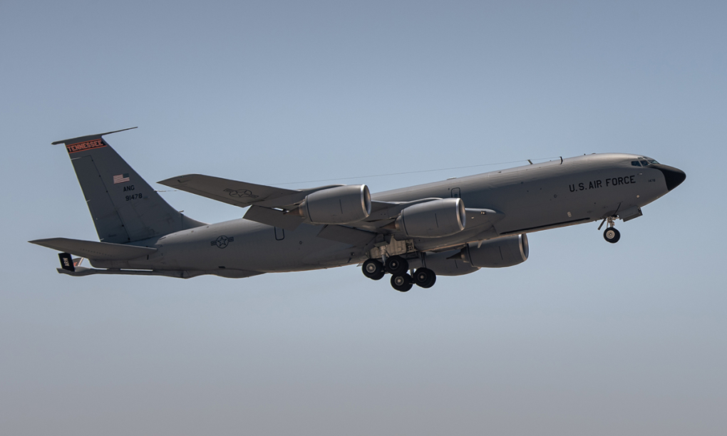 Máy bay tiếp dầu KC-135R Mỹ cất cánh từ một căn cứ ở Trung Đông tháng 4/2024. Ảnh: USAF