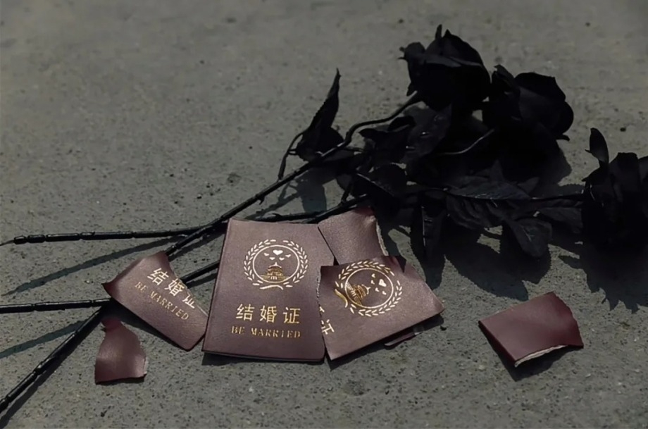 Giấy chứng nhận kết hôn bị xé thành nhiều mảnh để chụp ảnh trong ngày ly hôn ở Trung Quốc. Ảnh:Tan Mengmeng