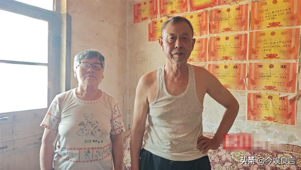 Ông Vương và vợ trong căn nhà ở Liêu Thành, Sơn Đông, Trung Quốc. Ảnh: Sina News