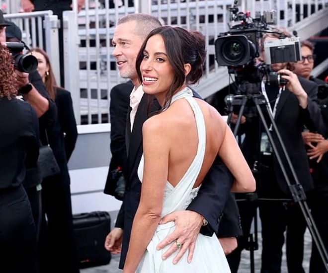 Brad Pitt và bạn gái kém 29 tuổi ngọt ngào tại buổi công chiếu phim.