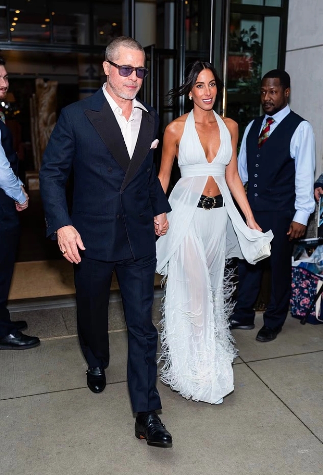 Ines muốn đánh dấu chủ quyền nên xuất hiện lộng lẫy tại họp báo cùng bạn trai?