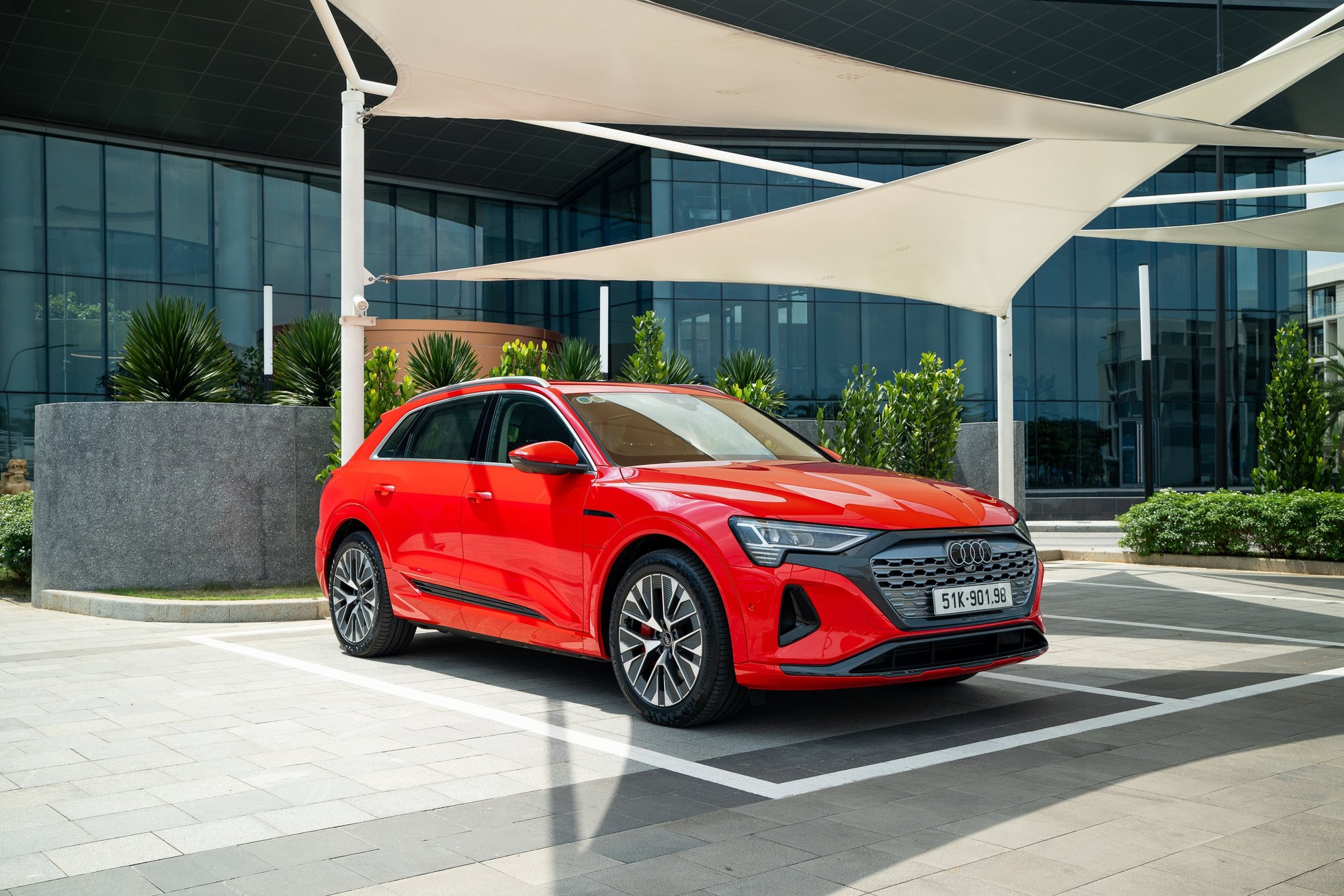 Sếp Audi: 'Hãng dừng kế hoạch chỉ sản xuất xe điện trong tương lai, đang quay lại phát triển xe xăng'- Ảnh 2.