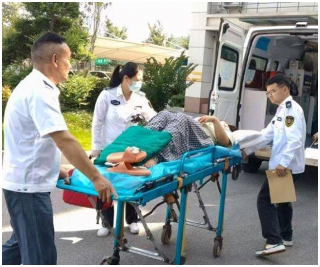 Các bác sĩ khẩn trương chuẩn bị cho ca sinh của người phụ nữ.