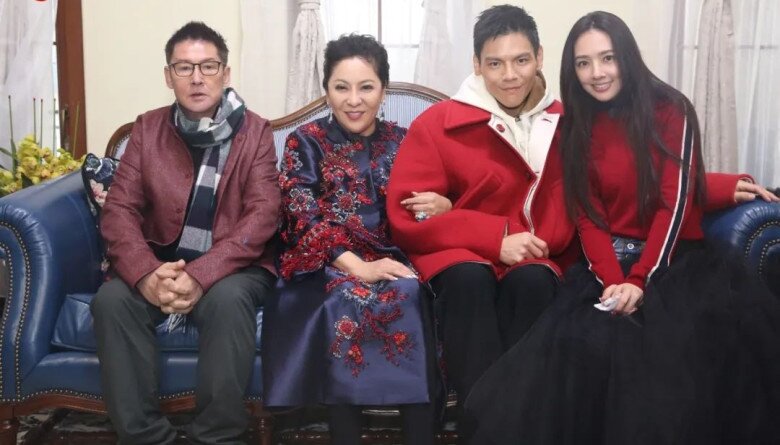 Quách Bích Đình bên chồng và bố mẹ chồng.