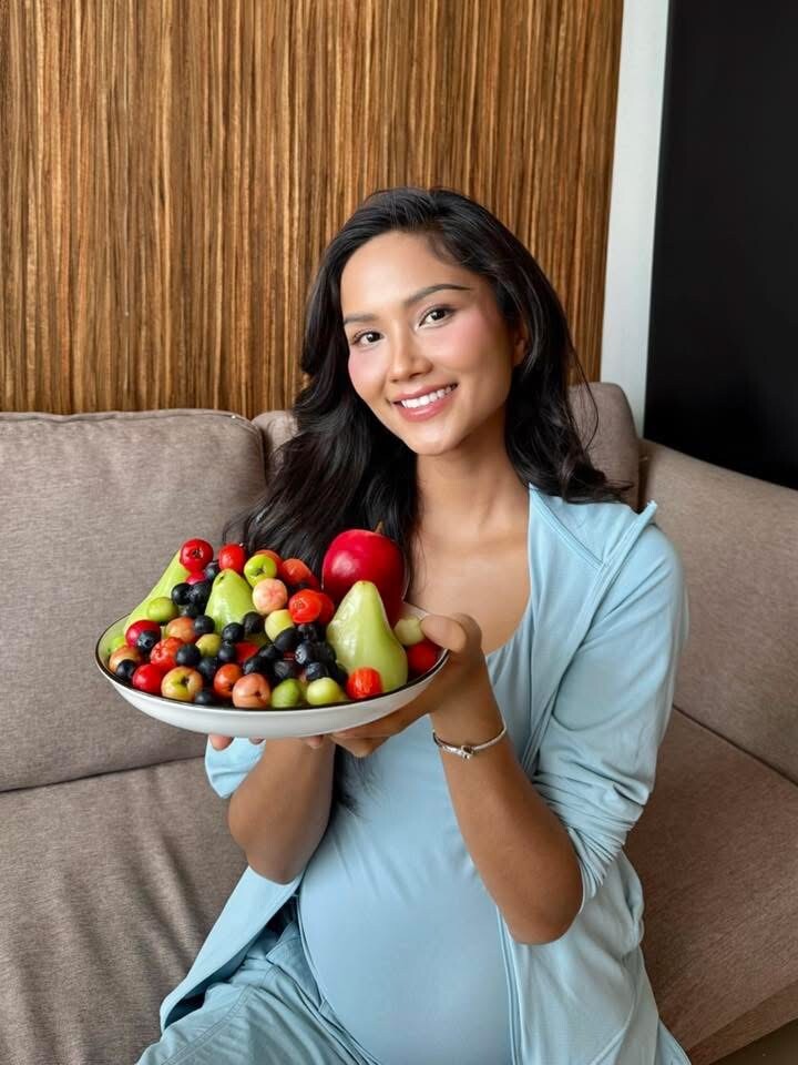 HHe Niê có phong cách thời trang bầu tinh tế và năng động.