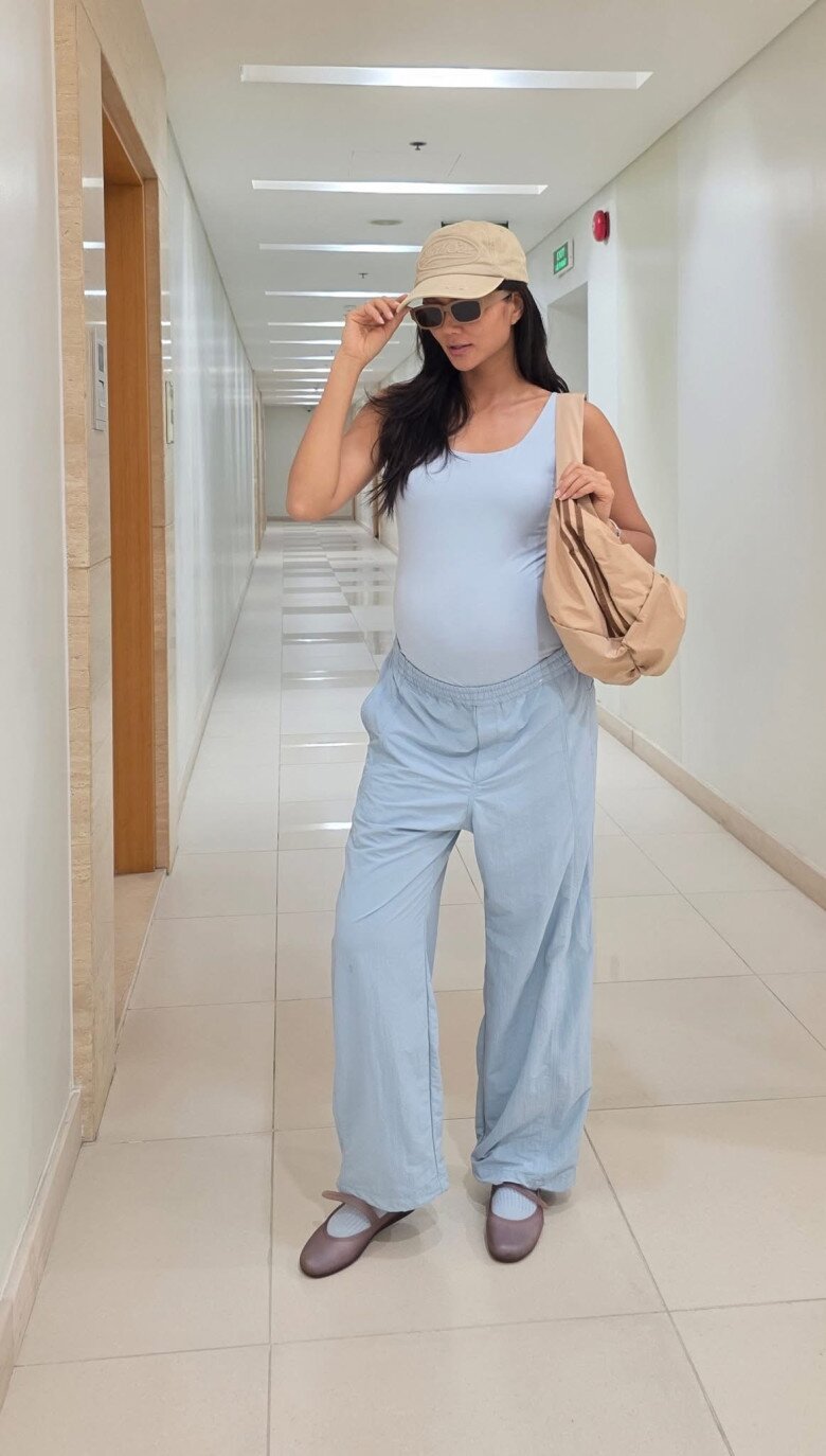 Cô phối đồ khéo léo với những sắc màu tươi sáng, chất liệu mềm mỏng và hút ẩm tốt.