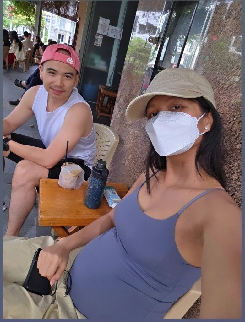 Nàng hậu thoải mái đi dạo với những set đồ bầu khoẻ khoắn và thời thượng.