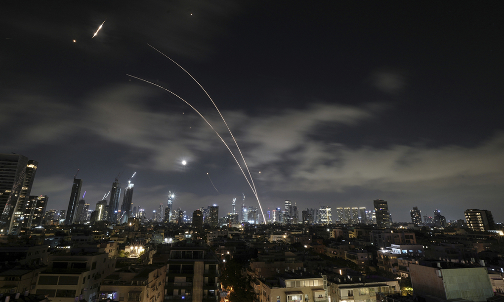 Phòng không Israel đánh chặn tên lửa đạn đạo Iran trên bầu trời Tel Aviv ngày 18/6. Ảnh: AP