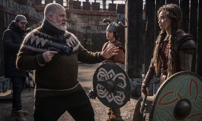 Đạo diễn Dean DeBlois (thứ hai từ trái qua) chỉ đạo diễn xuất cho diễn viên trên phim trường Bí kíp luyện rồng. Ảnh: Universal Pictures