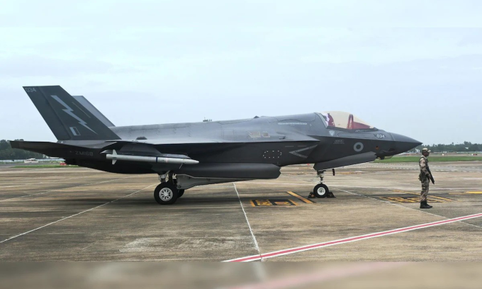 Tiêm kích F-35B Anh tại sân bay Thiruvananthapuram trong bức ảnh đăng ngày 18/6. Ảnh: NDTV