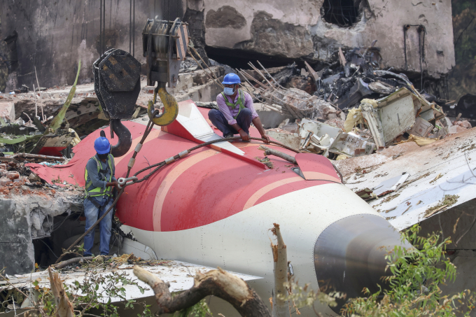 Mảnh vỡ phi cơ Boeing 787-8 tại hiện trường ở thành phố Ahmedabad, bang Gujarat, Ấn Độ ngày 14/6. Ảnh: AFP