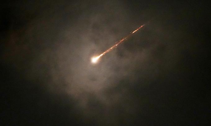 Tên lửa trên bầu trời thành phố Jerusalem sáng 16/6. Ảnh: AP