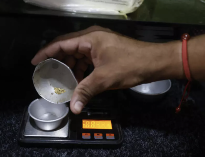 Bụi vàng là phương thức thanh toán phổ biến ở El Dorado và các thị trấn khai thác mỏ khác của Venezuela. Ảnh: