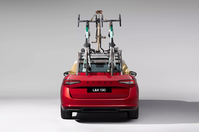 Chiếc Skoda này trông rất sedan nhưng thực chất là bán tải: Mạnh hơn 200hp, thùng kéo dài ra được, chở vài chiếc xe đạp cùng lúc- Ảnh 7.