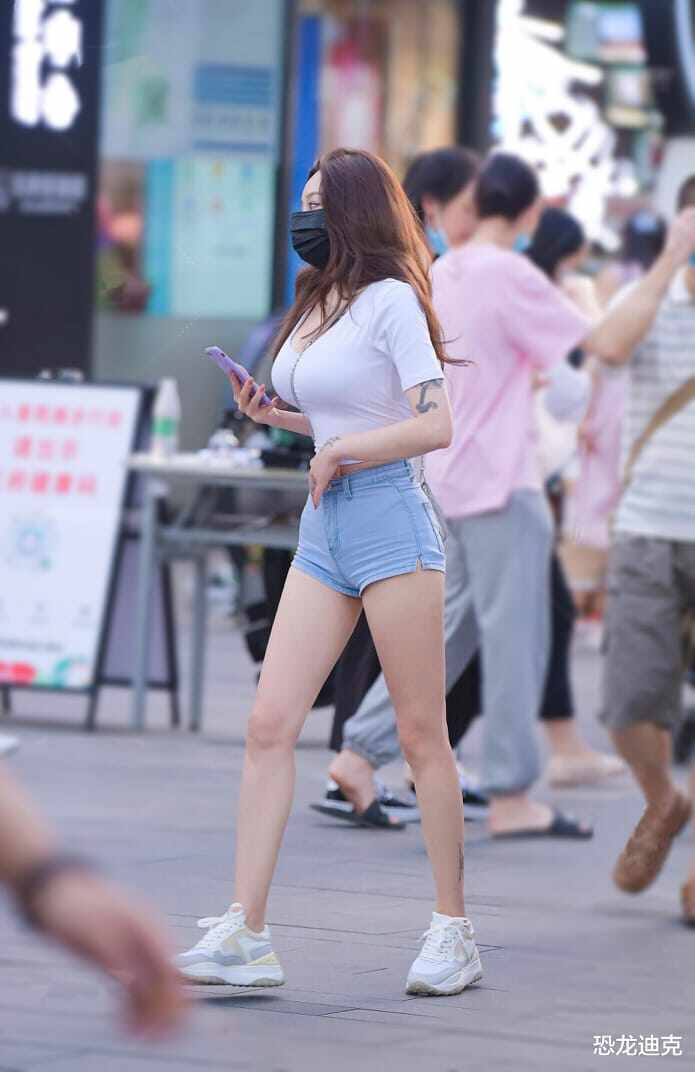 Quần 5cm không chỉ là món đồ thời trang táo bạo mà còn mang đến hiệu ứng “hack dáng” ấn tượng cho người mặc.