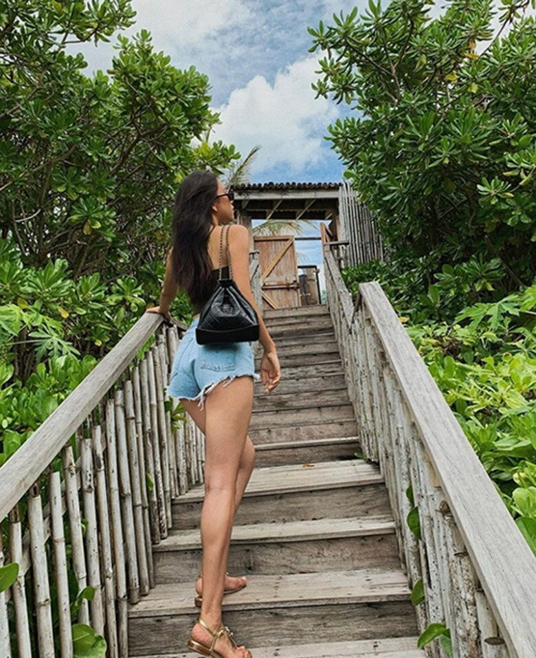 Tiểu Vy lại ghi điểm với phong cách sexy mà vẫn tinh tế, khi mix quần 5cm cùng những món đồ đơn giản, nữ tính và đầy quyến rũ.