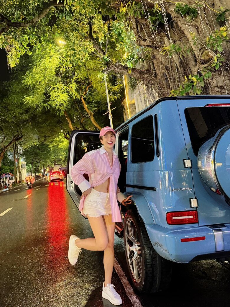 Không thể thiếu nữ hoàng gợi cảm mới của Vbiz, chị đẹp Diệp Lâm Anh, người biến quần 5cm thành dấu ấn riêng với phong cách nổi loạn và phóng khoáng.