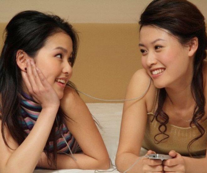 Có người bạn khuyên nên làm thủ tục sang tên sổ đỏ cho tôi để tránh kiện tụng sau khi mẹ chồng mất. (Ảnh minh họa)