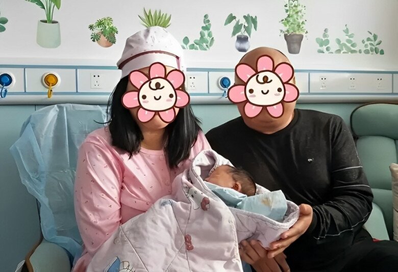 Kết hôn 10 năm nhưng không có thai, người phụ nữ đến bệnh viện khám thì tử cung đã mở hoàn toàn, phải sinh con ngay lập tức - 2