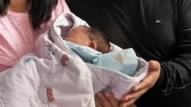 Tiểu Mai sinh con mẹ tròn con vuông.