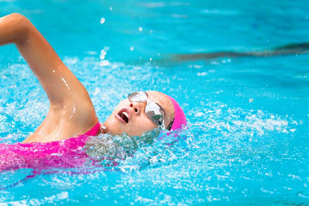Bơi lội giúp tăng sức đề kháng cho cơ thể mùa nắng nóng.