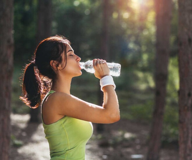 Uống nước không đúng cách có thể khiến cơ thể nặng mùi. (Ảnh minh hoạ).