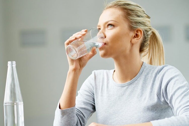 Một người trưởng thành nên uống khoảng 1,5 – 2 lít nước mỗi ngày. (Ảnh minh hoạ).