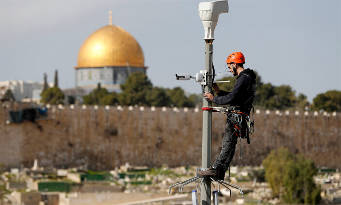 Kỹ thuật viên Israel lắp camera an ninh tại Jerusalem tháng 1/2019. Ảnh: AFP
