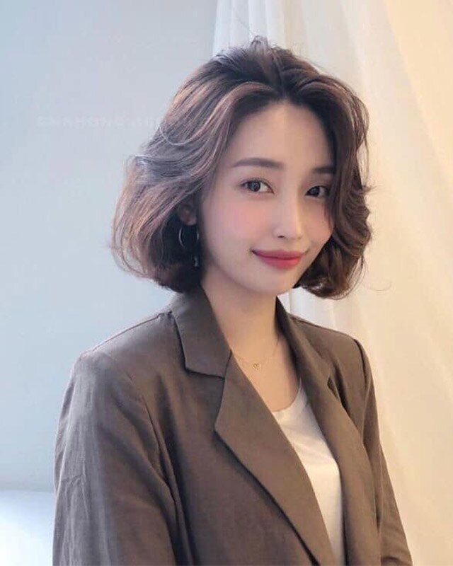 10 kiểu tóc xoăn giúp chị em trẻ ra 10 tuổi được yêu thích nhất năm 2025 - 8