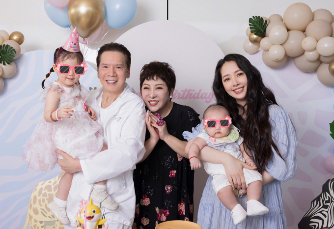 Vợ chồng Trần Lam, Hướng Hoa Cường bên con dâu và cháu nội. Ảnh: Weibo/Chen Lan