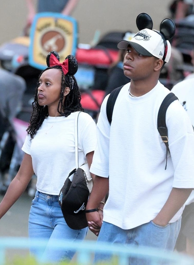 Zahara đeo băng đô tai chuột Minnie, Cooper chọn băng đô tai chuột Mickey - bạn trai của Minnie trong phim hoạt hình kinh điển từ nhà Disney. Ảnh: Mega