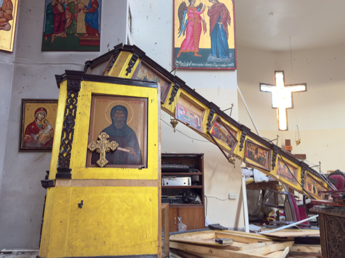 Cảnh đổ nát bên trong nhà thờ Mar Elias tại Damascus sau vụ tấn công khủng bố ngày 22/6. Ảnh: AFP