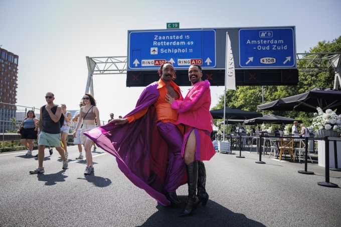 Alexander Leslie (trái) và Guno Berkleef trong đám cưới trên cao tốc A10, thành phố Amsterdam, ngày 21/6. Ảnh: AP